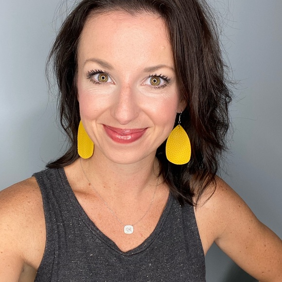 Meet your Posher, April - Picture 5 of 8